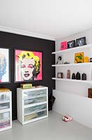 Chambre de fille avec des imprimés de Marilyn par Andy Warhol