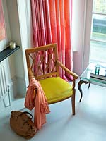 Écharpe orange sur chaise antique