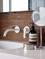 Lavabo de salle de bain moderne avec dosseret en bois