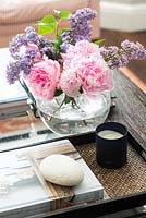 Vase de fleurs de pivoine sur table basse