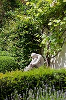 Jardin à la française avec sculpture