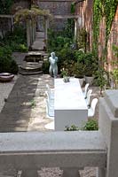 Jardin de la cour formelle avec des meubles modernes