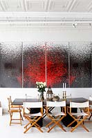 Salle à manger ouverte moderne avec des œuvres d'art de Yasmina Alaoui