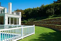 Maison classique et jardin en terrasse