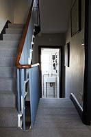 Tapis gris dans les escaliers