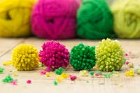 Faire des décorations de pompons de Noël - Une variété de pompons finis de différentes couleurs