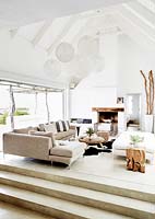 Salon blanc avec plafond voûté