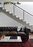 Canapé en cuir à côté des escaliers