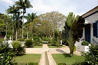 Jardin tropical avec plan d'eau