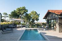 Maison contemporaine et terrasse avec piscine