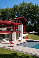Maison colorée et piscine