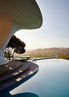 Maison contemporaine et piscine à débordement avec vue panoramique