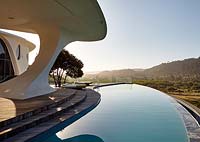 Maison contemporaine et piscine à débordement avec vue panoramique