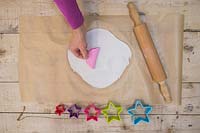 Faire des étoiles d'argile - Créez plusieurs impressions de motifs sur la pâte à modeler à l'aide du moule en silicone