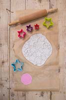 Fabrication d'étoiles en argile - une variété d'étoiles de tailles différentes découpées dans la pâte à modeler