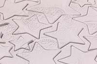 Fabrication d'étoiles en argile - une variété d'étoiles de tailles différentes découpées dans la pâte à modeler montrant le motif du moule en silicone