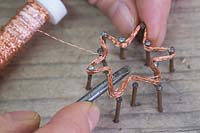 Faire des décorations d'étoiles en fil de cuivre - Utilisez un tournevis ou un objet similaire pour aider à retirer l'étoile des ongles