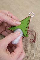 Faire des décorations de Noël en feutre cousu - Insérez le rembourrage en laine dans le feutre
