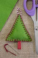 Faire des décorations de Noël en feutre cousu - Un sapin de Noël miniature en feutre et chaîne décorative