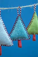 Fabrication de décorations de Noël en feutre cousu - arbres de Noël miniatures en feutre et chaîne décorative