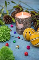 Décorations de Noël avec des boules miniatures, du gui et des oranges séchées