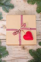 Coeur rouge cousu avec du tissu en feutre utilisé comme décoration de cadeau de Noël