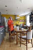 Sue Belinfante dans sa cuisine