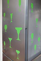 Réfrigérateur congélateur décoré d'autocollants