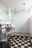 Salle de bain carrelée avec douche