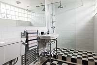 Salle de bain carrelée avec douche
