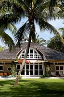 Maison entourée de palmiers