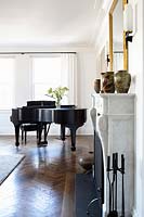 Salon moderne avec piano à queue