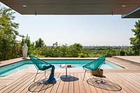 Terrasse et piscine contemporaines avec vue
