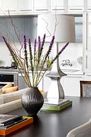 Fleurs violettes dans un vase noir