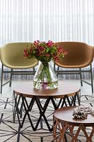 Vase de fleurs tropicales sur table basse circulaire