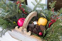 Décorations de Noël dans un trug en bois