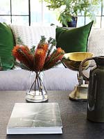 Vase de fleurs tropicales sur table basse