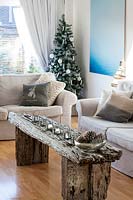 Décorations de Noël sur table basse rustique. Photographie en aluminium par Harry Cory Wright