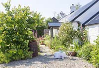 Jardin de campagne avec terrasse en gravier