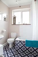 Salle de bain moderne avec des carreaux à motifs