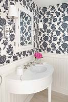 Papier peint floral dans la salle de bain
