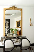 Table console et miroir ornés