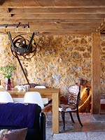 Salle à manger dans un ancien moulin, chaise Anatomically Correct de Sam Edkins