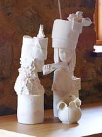 Sculptures en céramique blanche par Kathy Dalwood avec cruche