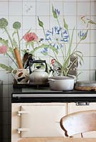Cuisinière avec dosseret floral par Holly Lasseter