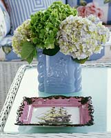 Fleurs d'hortensia dans un vase bleu