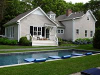 Maison et jardin avec piscine