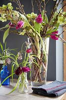Vases de fleurs de renoncule, de fritillaire, de tulipe et d'ellébore