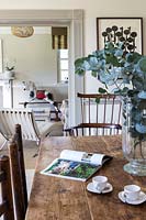 Vase de feuillage d'eucalyptus sur table de cuisine