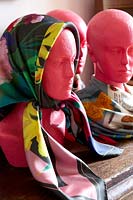 Foulards à motifs affichés sur des mannequins roses